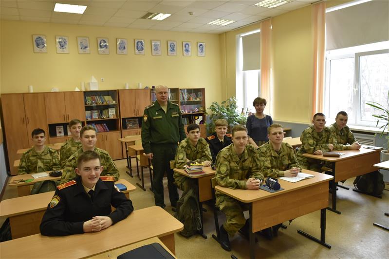 Накануне профессионального праздника войск национальной гвардии Российской Федерации в училище проведен День Росгвардии