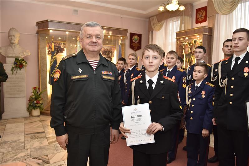 Начальник Московского президентского кадетского училища имени М.А. Шолохова войск национальной гвардии Российской Федерации полковник Николай Николаевич Перепеча наградил наиболее отличившихся кадетов
