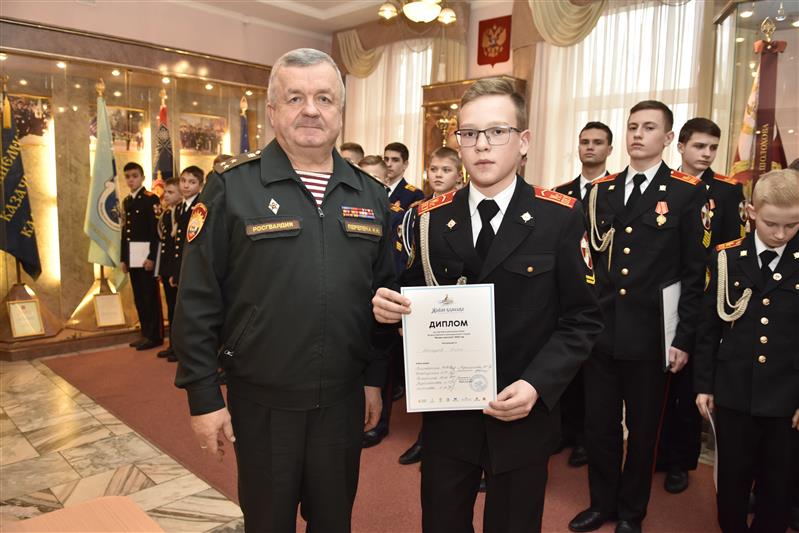 Начальник Московского президентского кадетского училища имени М.А. Шолохова войск национальной гвардии Российской Федерации полковник Николай Николаевич Перепеча наградил наиболее отличившихся кадетов