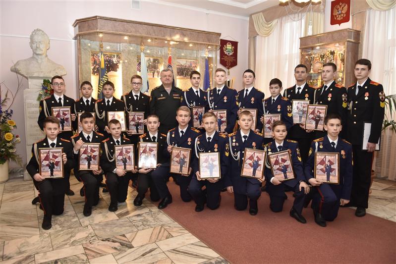Начальник Московского президентского кадетского училища имени М.А. Шолохова войск национальной гвардии Российской Федерации полковник Николай Николаевич Перепеча наградил наиболее отличившихся кадетов