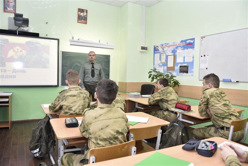 УРОК МУЖЕСТВА ДЛЯ КАДЕТ РОСГВАРДИИ ПРОВЕЛИ СЛУШАТЕЛИ ФАКУЛЬТЕТА ВОЙСК НАЦИОНАЛЬНОЙ ГВАРДИИ ВОЕННОГО УНИВЕРСИТЕТА МО РФ