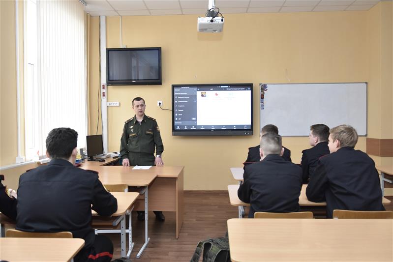 УРОК МУЖЕСТВА ДЛЯ КАДЕТ РОСГВАРДИИ ПРОВЕЛИ СЛУШАТЕЛИ ФАКУЛЬТЕТА ВОЙСК НАЦИОНАЛЬНОЙ ГВАРДИИ ВОЕННОГО УНИВЕРСИТЕТА МО РФ