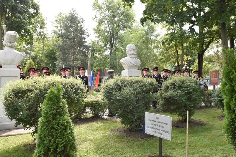 В МОСКОВСКОМ  ПРЕЗИДЕНТСКОМ КАДЕТСКОМ УЧИЛИЩЕ ИМЕНИ М.А. ШОЛОХОВА ВОЙСК НАЦИОНАЛЬНОЙ ГВАРДИИ РОССИЙСКОЙ ФЕДЕРАЦИИ КАДЕТЫ-ВЫПУСКНИКИ ПОСАДИЛИ ПАМЯТНУЮ ТУЮ НА АЛЛЕЕ СЛАВЫ УЧИЛИЩА