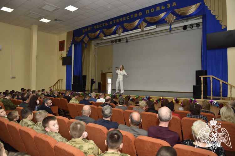 НОВОГОДНИЙ ПРАЗДНИК ДЛЯ КАДЕТ РОСГВАРДИИ