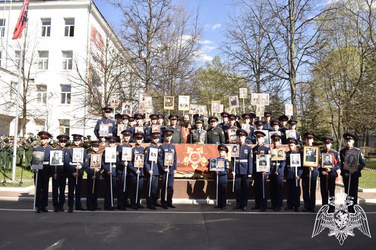 Кадеты почтили память предков в "Бессмертном полку"