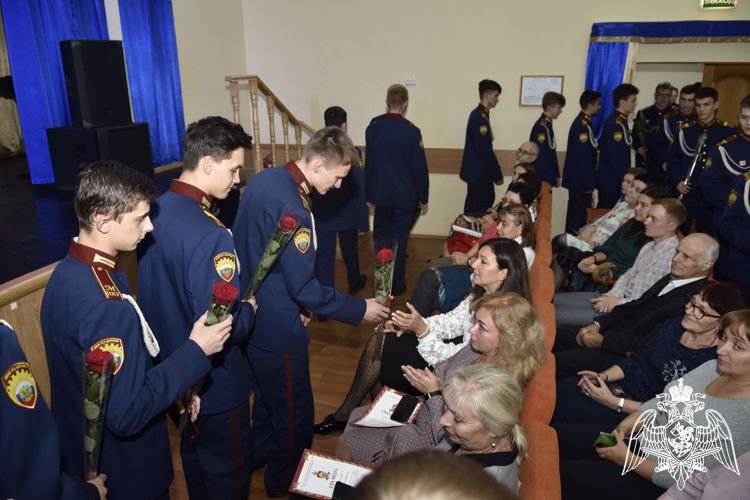 кадеты росгвардии поздравили педагогов училища с профессиональным праздником