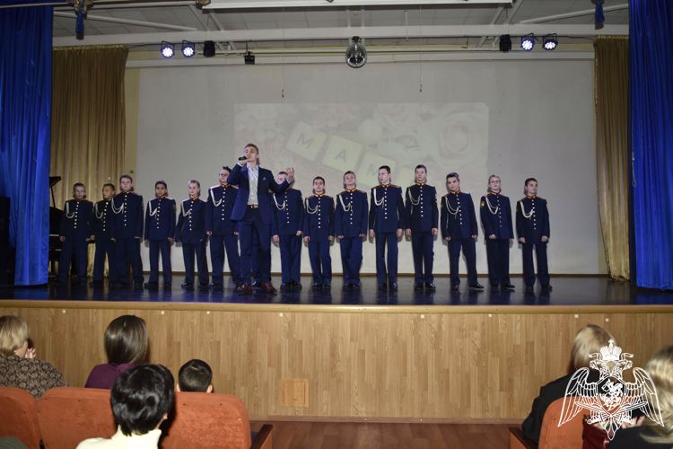 Кадеты поздравили мам праздничным концертом