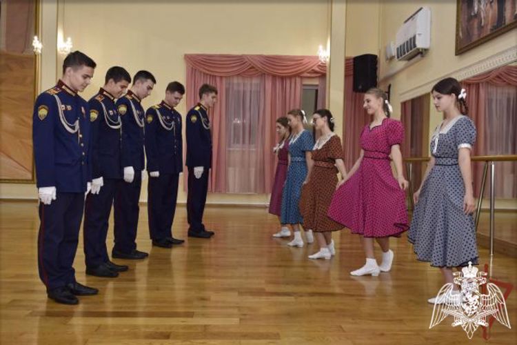 Кадеты Росгвардии изучают правила бального этикета в преддверии Международного кремлевского благотворительного кадетского бала