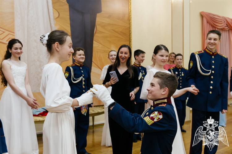 В УЧИЛИЩЕ СОСТОЯЛИСЬ НОВОГОДНИЕ КАДЕТСКИЕ БАЛЫ