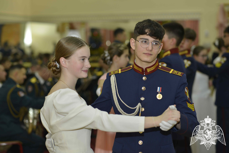 18 декабря 2023 г. в МПКУ имени М.А. Шолохова традиционно прошел первый Новогодний кадетский бал для кадет 4 учебного курса