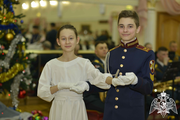 18 декабря 2023 г. в МПКУ имени М.А. Шолохова традиционно прошел первый Новогодний кадетский бал для кадет 4 учебного курса