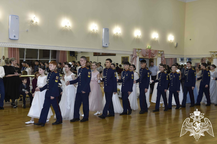 18 декабря 2023 г. в МПКУ имени М.А. Шолохова традиционно прошел первый Новогодний кадетский бал для кадет 4 учебного курса
