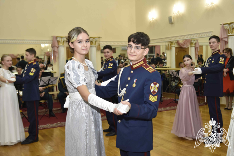 18 декабря 2023 г. в МПКУ имени М.А. Шолохова традиционно прошел первый Новогодний кадетский бал для кадет 4 учебного курса