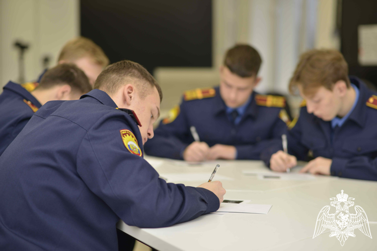 Кадеты Росгвардии продолжают подготовку к IX Международному Кремлёвскому благотворительному кадетскому балу