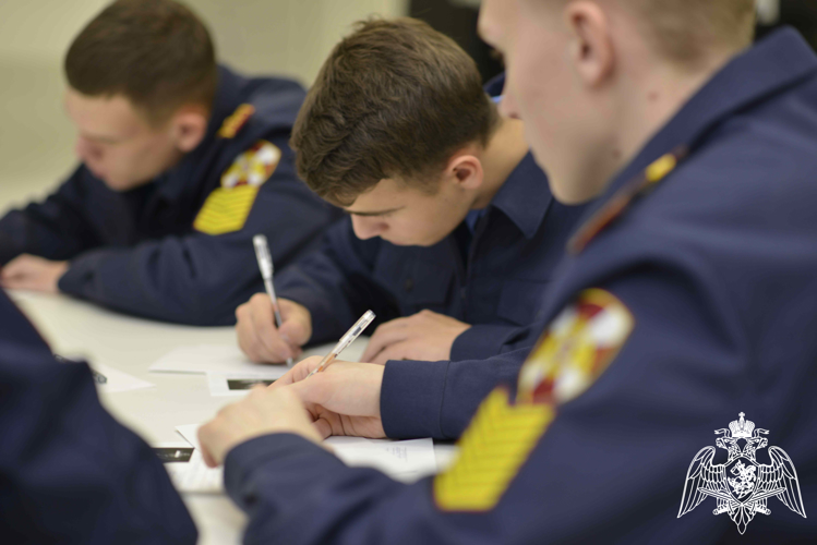 Кадеты Росгвардии продолжают подготовку к IX Международному Кремлёвскому благотворительному кадетскому балу