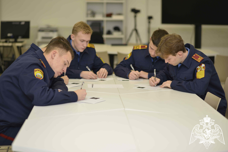Кадеты Росгвардии продолжают подготовку к IX Международному Кремлёвскому благотворительному кадетскому балу