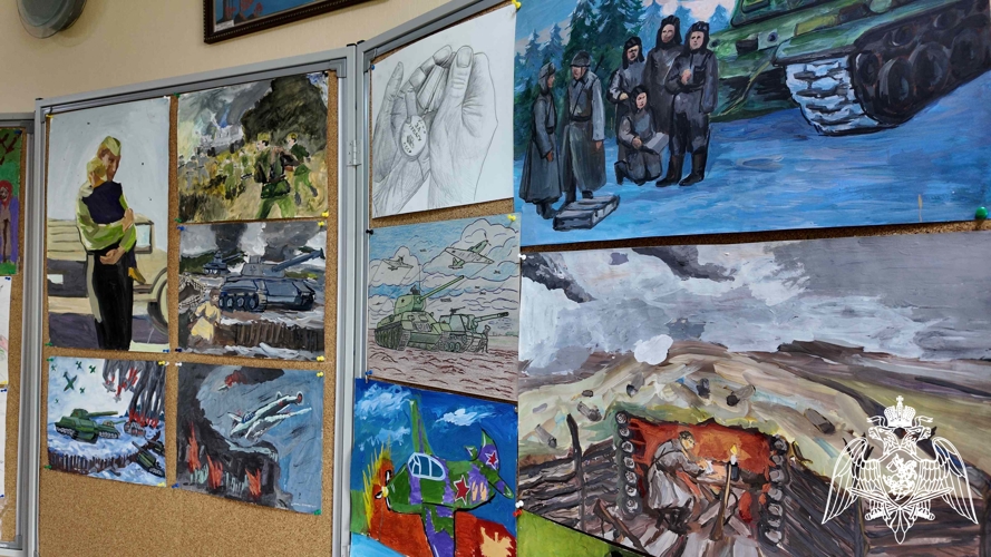 В училище проходит выставка кадетских рисунков «Победа в красках», посвящённая 80-летию Победы в Великой Отечественной войне