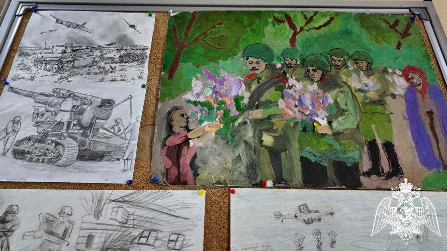 В училище проходит выставка кадетских рисунков «Победа в красках», посвящённая 80-летию Победы в Великой Отечественной войне