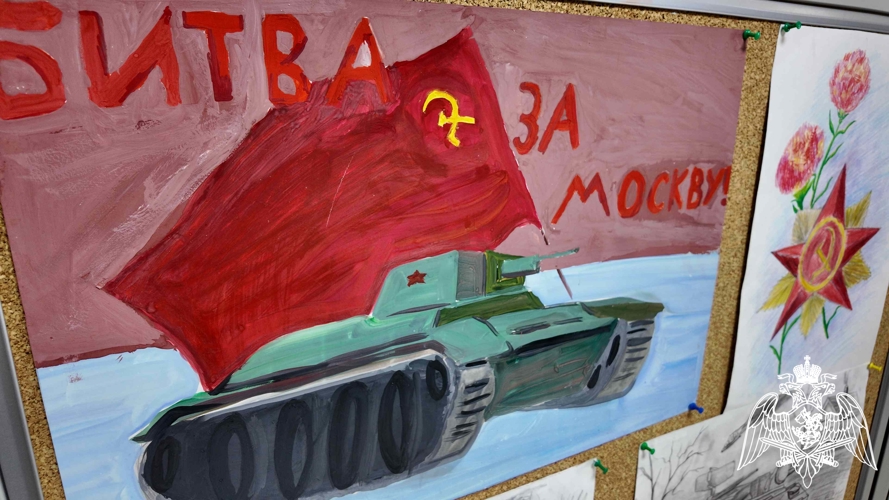 В училище проходит выставка кадетских рисунков «Победа в красках», посвящённая 80-летию Победы в Великой Отечественной войне