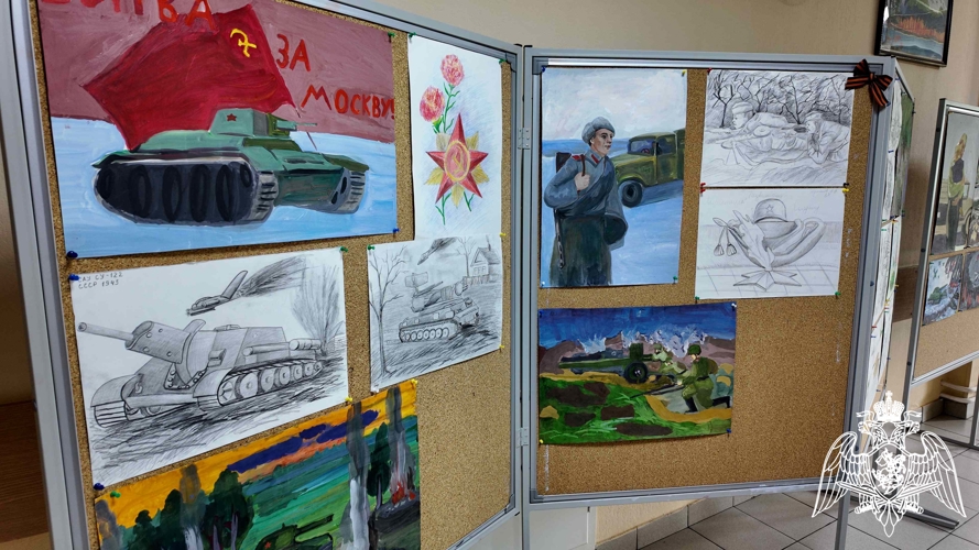 В училище проходит выставка кадетских рисунков «Победа в красках», посвящённая 80-летию Победы в Великой Отечественной войне