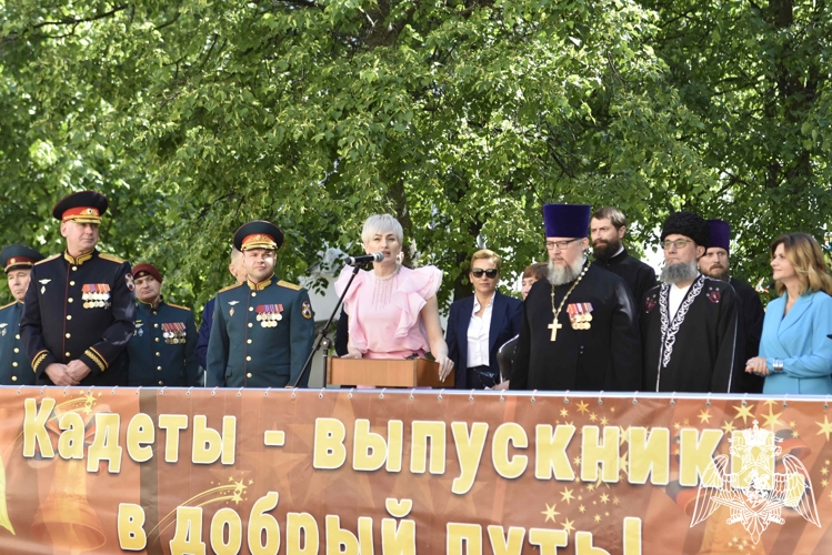 Кадеты – выпускники простились со Знаменем училища
