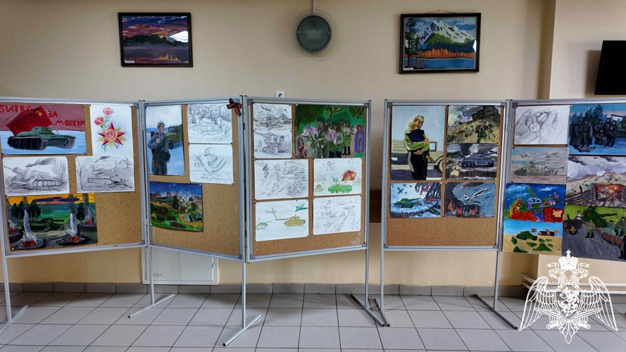 В училище проходит выставка кадетских рисунков «Победа в красках», посвящённая 80-летию Победы в Великой Отечественной войне