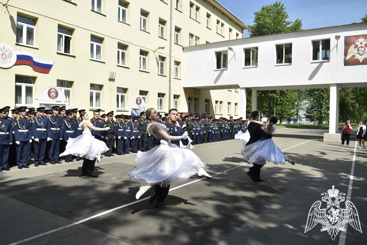 Кадеты – выпускники простились со Знаменем училища