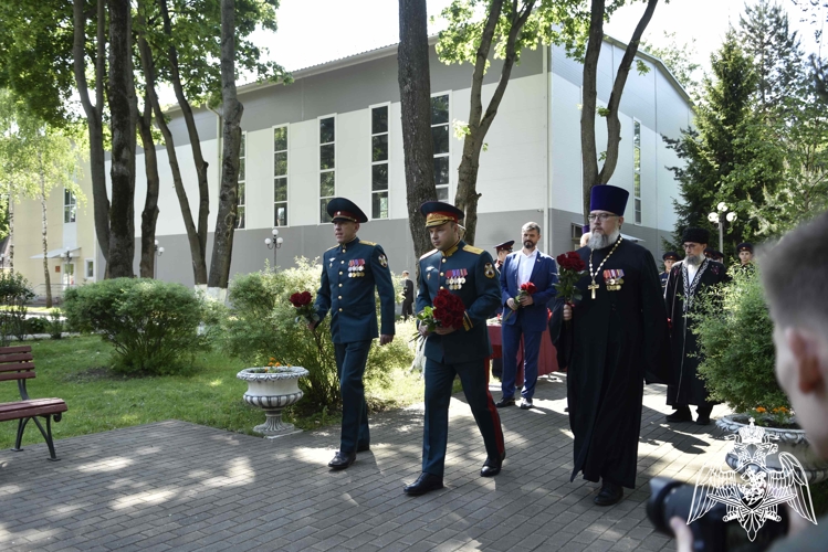 Кадеты – выпускники простились со Знаменем училища