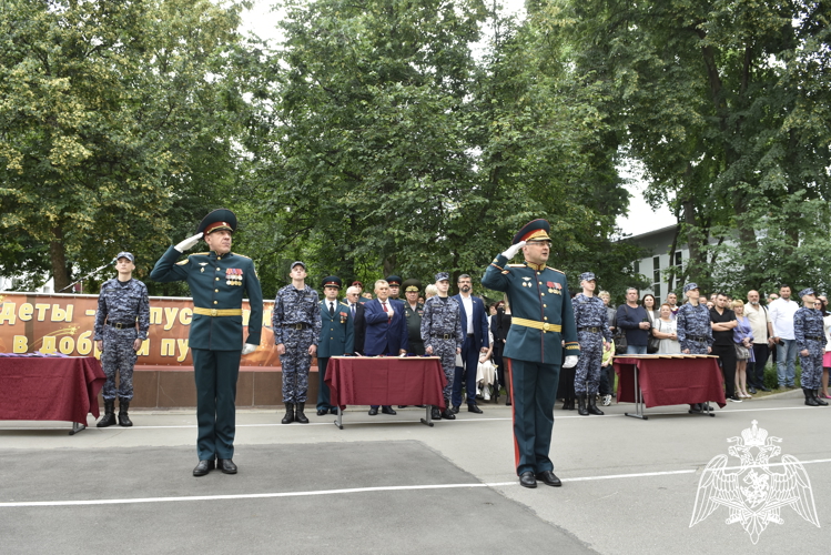 ТОРЖЕСТВЕННОЕ ВРУЧЕНИЕ АТТЕСТАТОВ  ВЫПУСКНИКАМ 2025 года