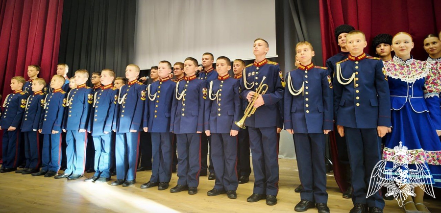 Выступление ансамбля песни и танца «Молодая гвардия» перед военнослужащими войсковой части 6549 и членами их семей