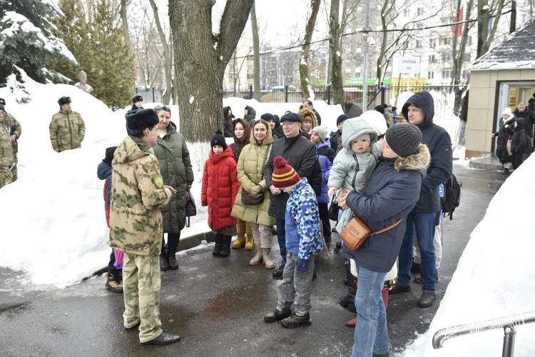 Будущие кадеты и их родители познакомились с условиями обучения в кадетском училище.