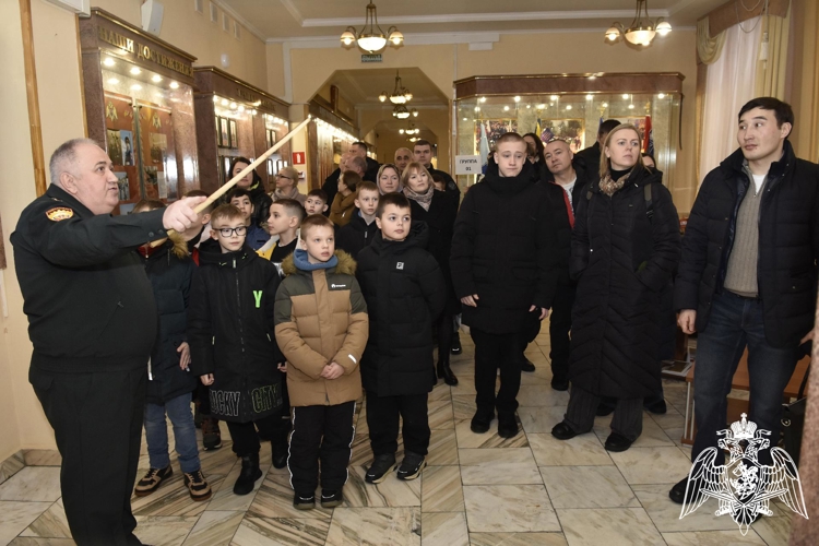 Будущие кадеты и их родители познакомились с условиями обучения в кадетском училище.