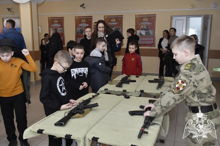 Будущие кадеты и их родители познакомились с условиями обучения в кадетском училище.