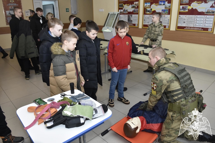 Будущие кадеты и их родители познакомились с условиями обучения в кадетском училище.