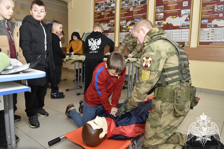 Будущие кадеты и их родители познакомились с условиями обучения в кадетском училище.