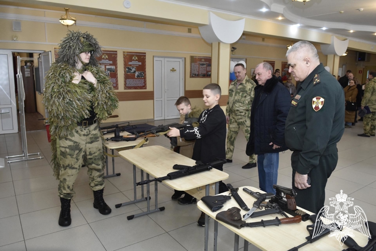 Будущие кадеты и их родители познакомились с условиями обучения в кадетском училище.