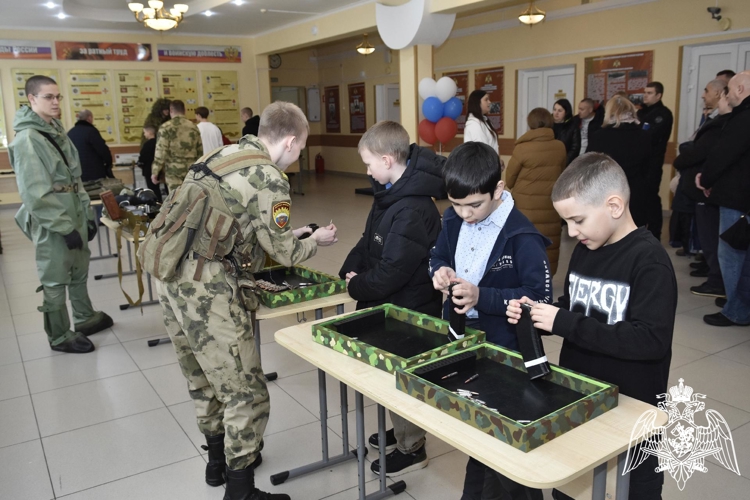 Будущие кадеты и их родители познакомились с условиями обучения в кадетском училище.