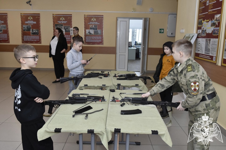 Будущие кадеты и их родители познакомились с условиями обучения в кадетском училище.