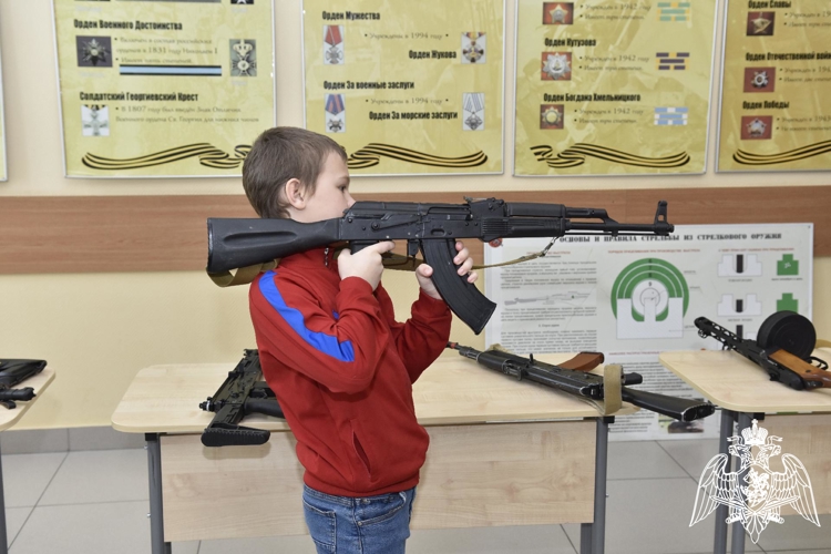 Будущие кадеты и их родители познакомились с условиями обучения в кадетском училище.