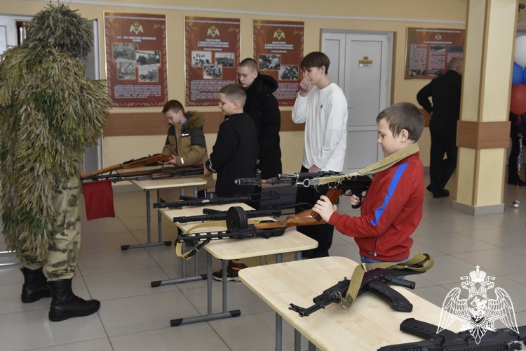 Будущие кадеты и их родители познакомились с условиями обучения в кадетском училище.