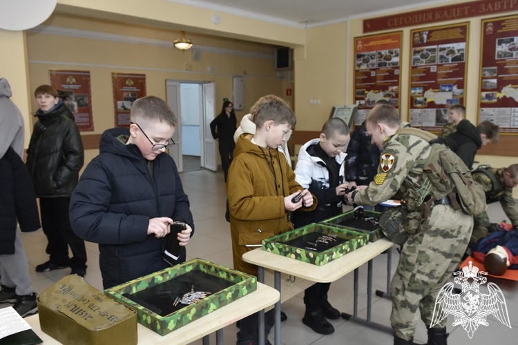 Будущие кадеты и их родители познакомились с условиями обучения в кадетском училище.