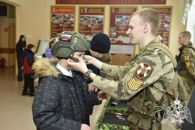Будущие кадеты и их родители познакомились с условиями обучения в кадетском училище.