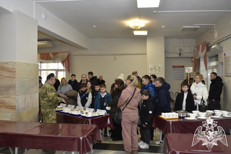 Будущие кадеты и их родители познакомились с условиями обучения в кадетском училище.