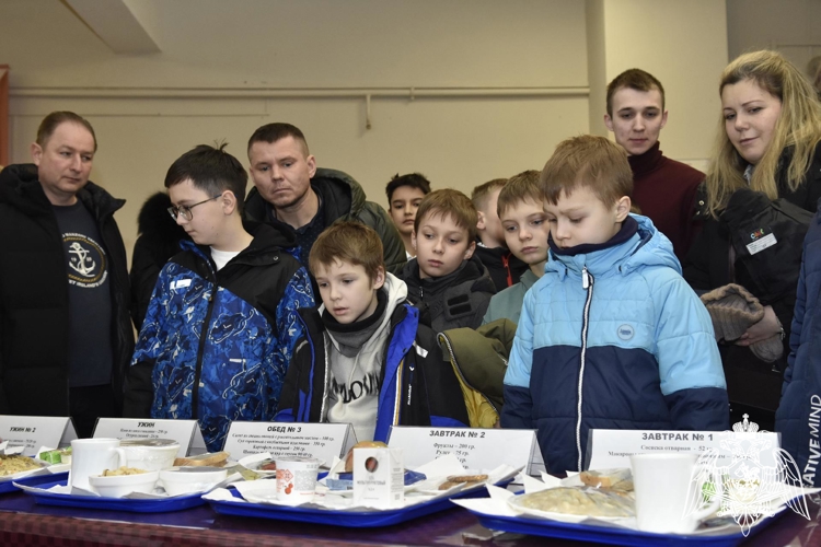 Будущие кадеты и их родители познакомились с условиями обучения в кадетском училище.