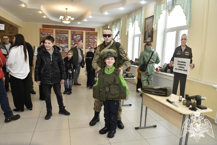 Будущие кадеты и их родители познакомились с условиями обучения в кадетском училище.