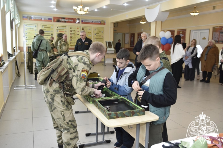 Будущие кадеты и их родители познакомились с условиями обучения в кадетском училище.