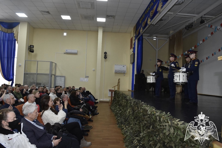 Будущие кадеты и их родители познакомились с условиями обучения в кадетском училище.