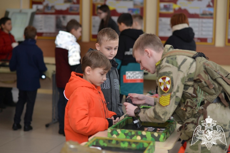 Будущие кадеты и их родители познакомились с условиями обучения в кадетском училище.