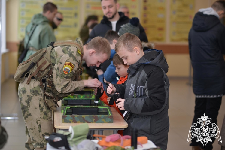 Будущие кадеты и их родители познакомились с условиями обучения в кадетском училище.