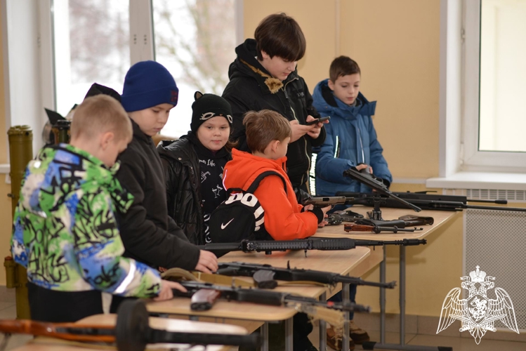 Будущие кадеты и их родители познакомились с условиями обучения в кадетском училище.